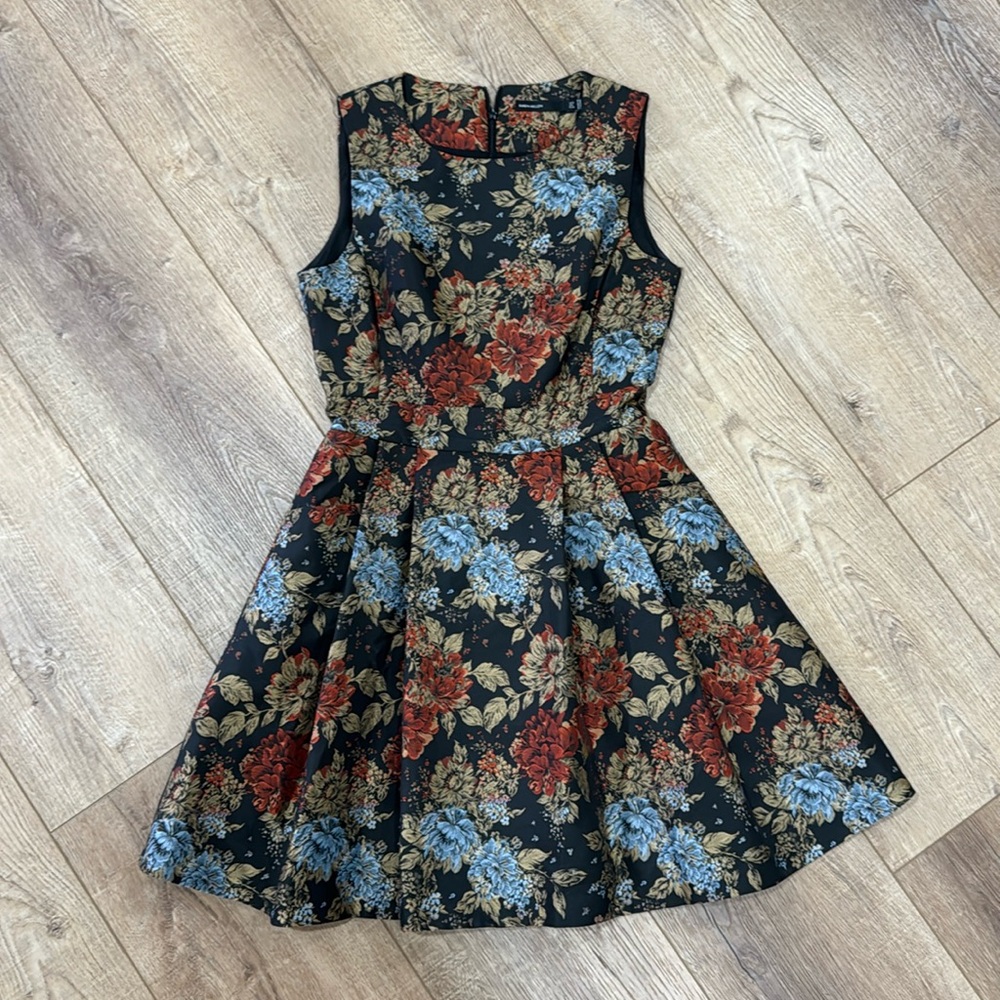 Gorgeous Karen Millen dress with pockets. Size 6